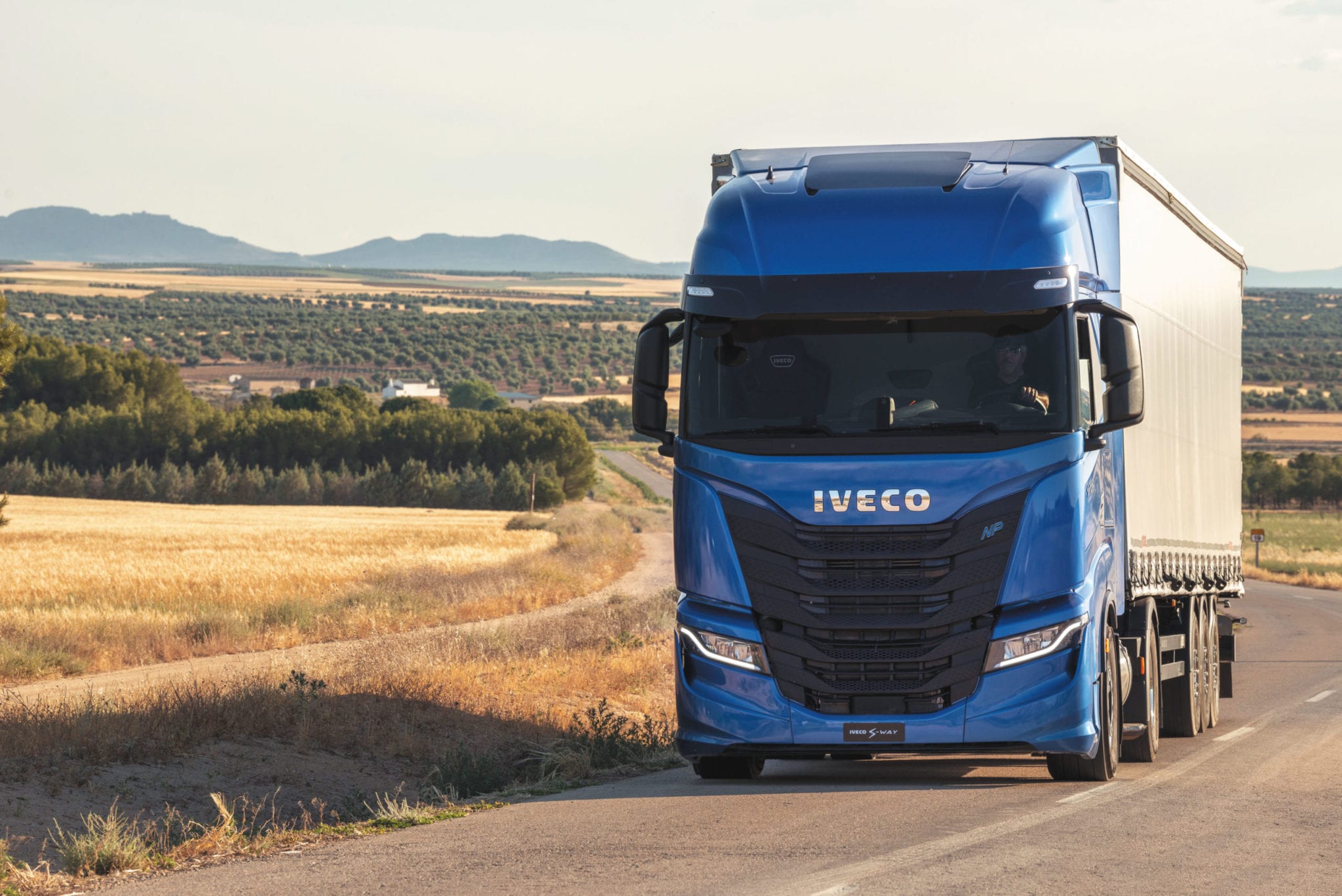Read more about the article IVECO lancerer opsigtsvækkende stemmestyret førerassistent til lastbilchauffører