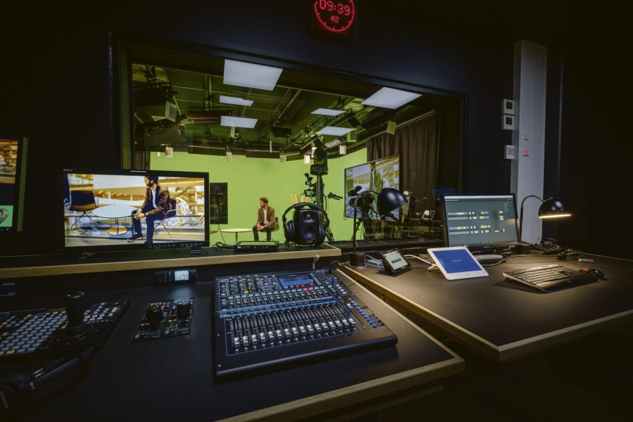I større virksomheder har mødelokaler og auditorier fået følgeskab af specialindrettede tv-studier, hvorfra virksomhederne kan levere professionelt tv-indhold af høj kvalitet.