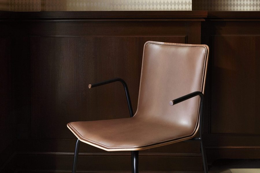 1-NYHED stol #802 i valnød naturolie med sort stel og læder - miljøfoto