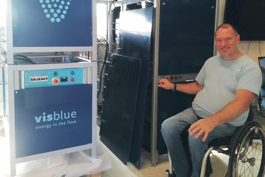Co-founder af VisBlue Morten Brun Madsen med to generationer af VisBlues batteri-systemer.