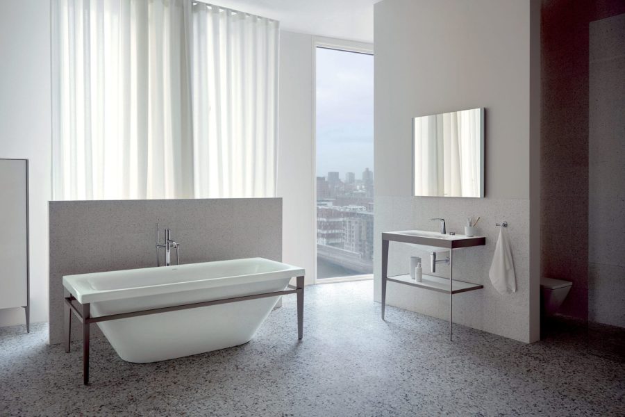Xviu tilfører dit badeværelse kant med det industrielle stel, der danner fin kontrast til porcelænets organiske former.