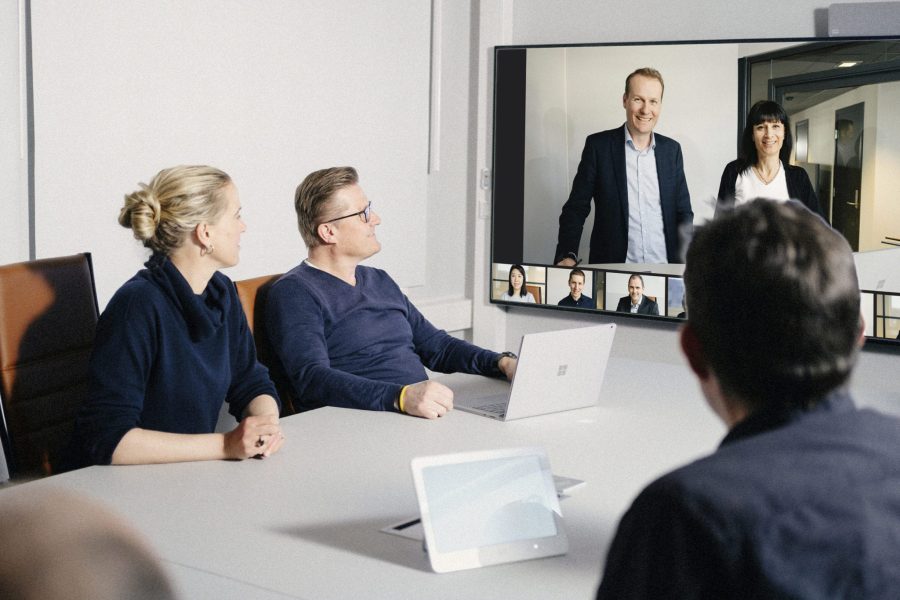 Når en medarbejder går ind i et mødelokale med videosystem, sørger Pexip for, at mødelokalet understøtter alle platforme, så alle deltagere kan høres og ses tydeligt.