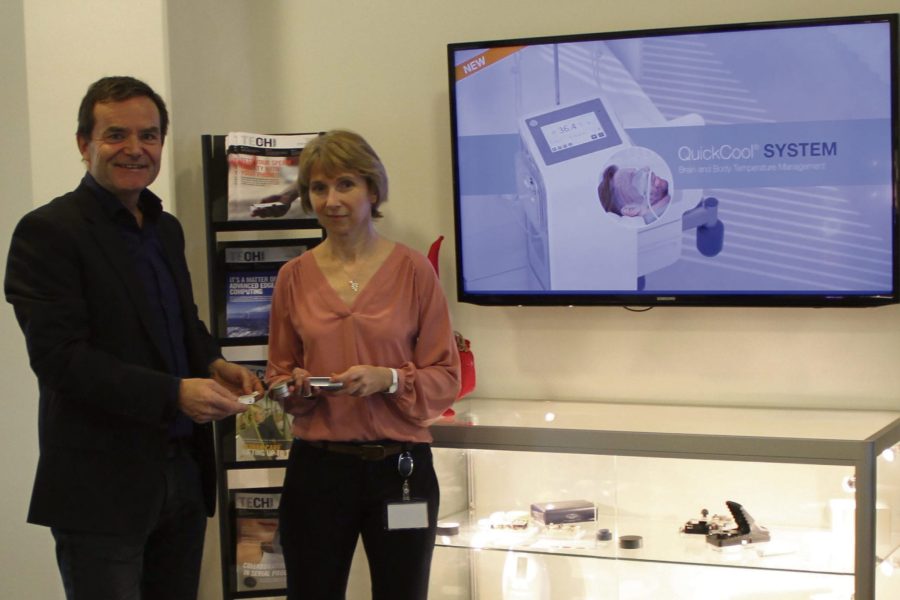 Life science-teamleder Mette Dahl Meincke og direktør Henrik Møller med produktet Acarix, et elektronisk stetoskop, der måler hjertetilstand hurtigt.