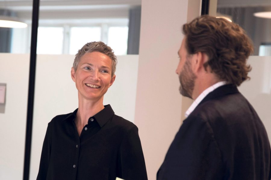 Client Director, Berit Kristine Bøggild i samtale med SVP Mannaz International, Stuart Turnbull.