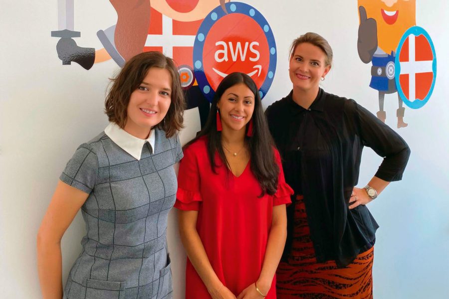 Yasmin Jundiyeh, der netop har afsluttet uddannelsesforløbet AWS re/Start, flankeret af systemarkitekt 
Anamaria Todor (til venstre) og Christine Müller Andreassen, Head of Public Policy Nordics & Baltics, Amazon Web Services (til højre).