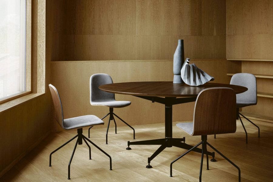 Marcus Vagnby har tegnet Herman, der både kan anvendes til spisebordet og i lounge-området. Findes desuden som sofa.