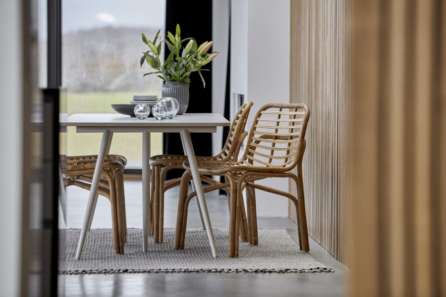 Peak spisestolen er et fint eksempel på kombinationen af dansk design og indonesisk håndværk. Designet af Foersom & Hiort-Lorenzen MDD.