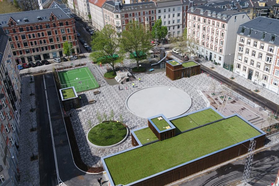 Langelands Plads på Frederiksberg er blevet til et nyt byrum med parkeringskælder, legeplads og