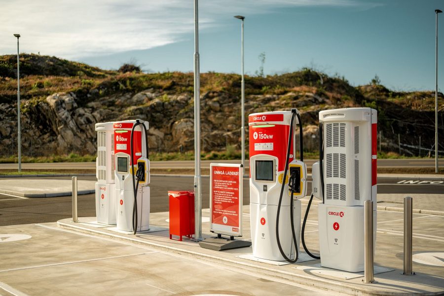 I Norge tilbyder Circle K over 500 hurtigladere og lynladere til de norske elbilister. Circle K tager nu det første skridt mod at blive landsdækkende i Danmark med lynladere på deres tankstationer.