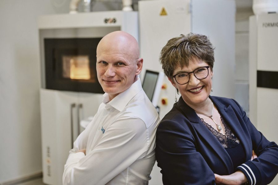 Bror og søster, produktionsdirektør Jesper Damvig og administrerende direktør Susanne Damvig, ved en SLS-maskine.