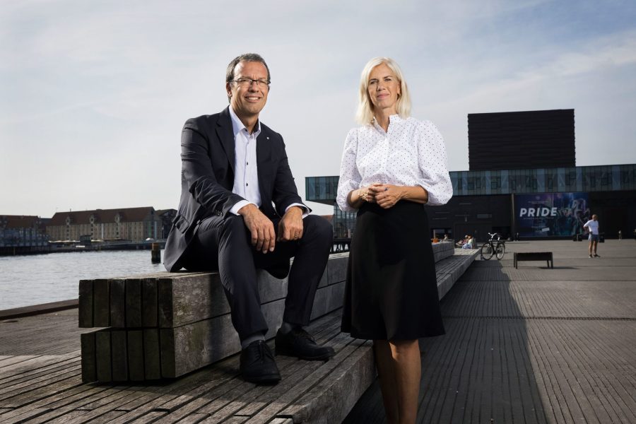 Danfoss’ Jesper Jerlang og Anne Holm Sjøberg, 
afdelingschef i Dansk Standard. Fotograf: Jacob Nielsen