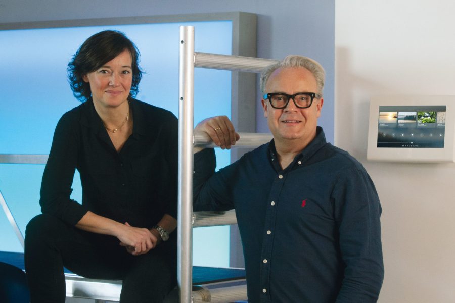 Eva og Bjørn Wennerwald, grundlæggerne 
af Wavecare, her fotograferet i deres 
Wavecare Lab, hvor der udvikles og testes før det 
implementeres på verdens sygehuse.