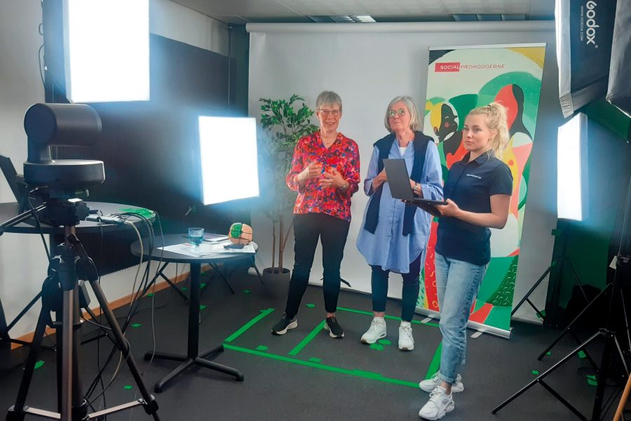 Digitale læringselementer i blended learning kan være videooptagelser af fagoplæg eller livestreaminger i studie med fageksperter (undervisere fra Hjerneskadecentret i Odense).