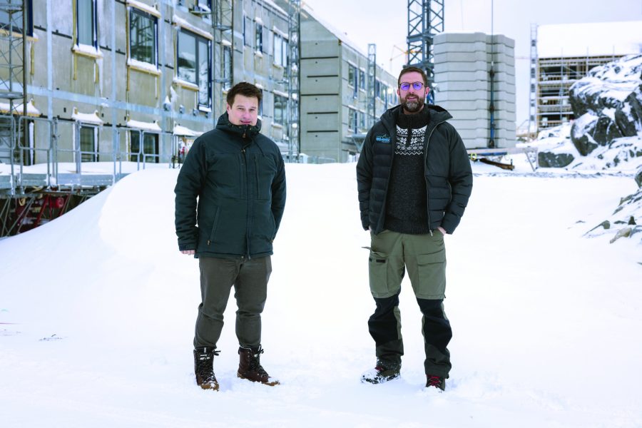 GrønlandsBANKENs erhvervskundechef, Peter Albeck, sammen med 
adm. direktør i EMJ-ATCON, Nicolaj Sørensen. 
De 48 almennyttige lejeboliger i Nuuk forstaden Qinngorput opføres af EMJ-ATCON for boligselskabet Iserit og ventes at stå færdige i 2023.