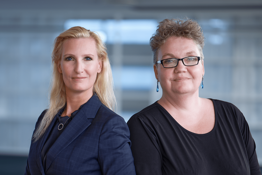 Sanne Aagaard, Marketingchef og Bettina Nyberg, HR-chef er begge medlemmer af Orange Cyberdefense’s globale core-team WOMEN@OrangeCyberdefense, som arbejder med at skabe et stærkt netværk for kvinder på tværs af organisationen, øge synligheden omkring kvindelige rollemodeller og tiltrække flere kvindelige talenter til virksomheden. Foto: Jesper Andersen, Greenster