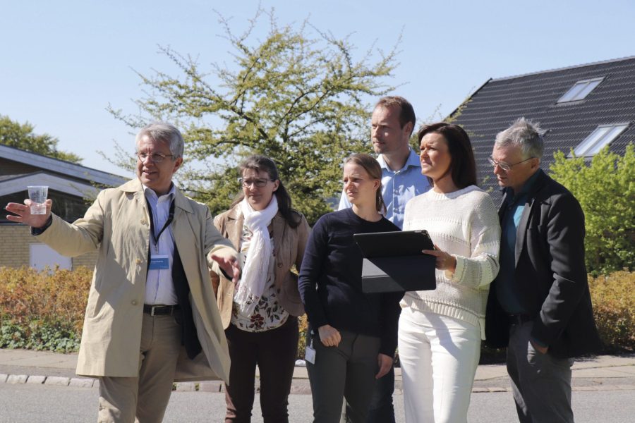 Daværende innovationsminister Sophie Løhde på besøg i Værløse i april 2019, da hun fik demonstreret den nye app. Til venstre med iPad i hånden er det adm. dir. i Novafos, Carsten Nystrup. Til højre borgmester i Furesø Kommune, Ole Bondo Christensen.