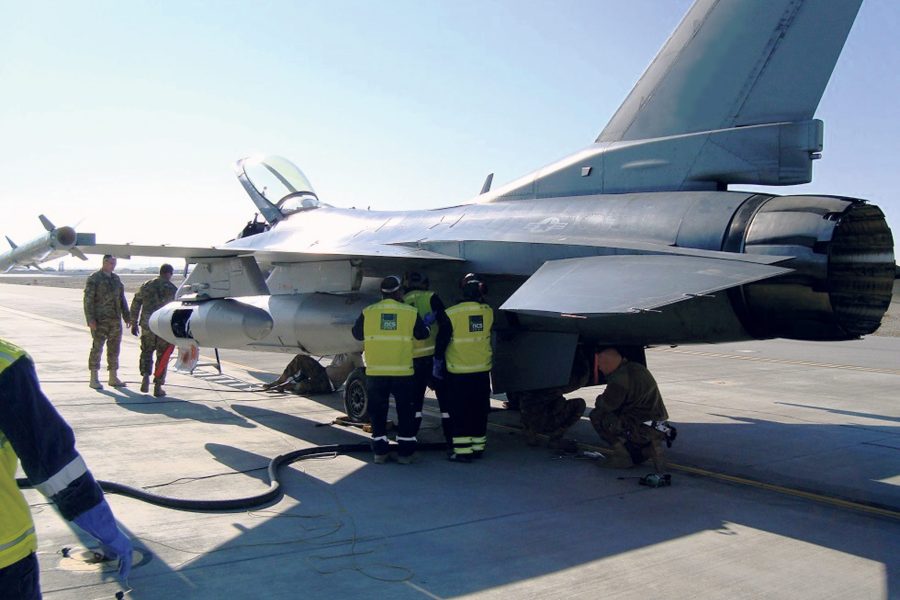NCS personnel i færd med tankning af US Airforce F-16 jagerfly på NATO base.