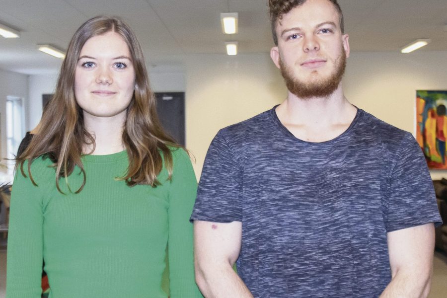 Nadja Kostow og Rasmus Emsvang er begge speditørelever hos Blue Water Shipping. Nadja arbejder på virksomhedens kontor i Esbjerg, mens Rasmus arbejder på kontoret i Aarhus.