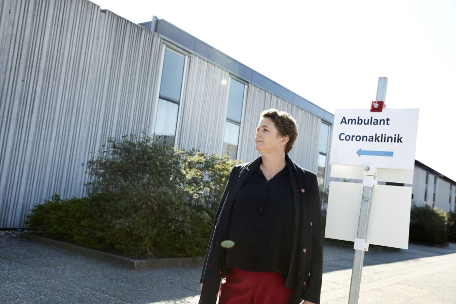 Rikke Løvig Simonsen, formand for Fagforeningen Pharmadanmark, foran sin arbejdsplads på Hvidovre Hospital, hvor hun indgår som del af regionens corona-beredskab.