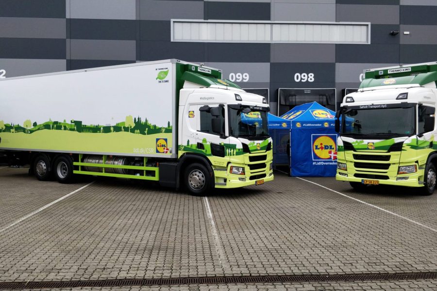 Dagligvarekæden Lidl har sat to Scania biogaslastbiler i drift i Storkøbenhavn for at reducere klima- og miljøbelastningen fra distributionen af dagligvarer. Bilerne skal køre på komprimeret biogas, hvorved transporten bliver CO2-neutral. Ligeledes reduceres partikeludslippet takket være den markant renere forbrænding i de støjsvage gasmotorer. Endelig bidrager en ny type køleaggregat til endnu bedre klima- og miljøegenskaber på distributionsbilerne.