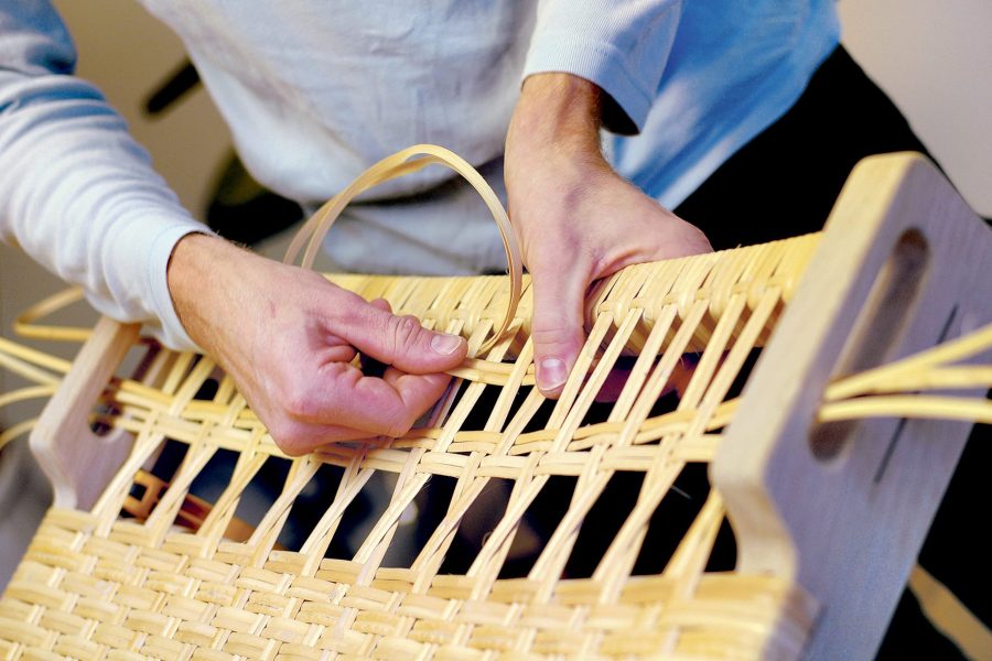 En typisk opgave på værkstedet er Wegner foldestol. En gennemgribende omfletning med sjener koster 5.500 kr.