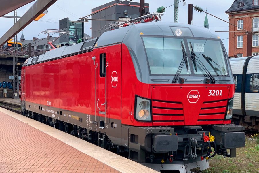 DSB’s nye Vectron-lokomotiv har hele 8.700 hestekræfter, og kan køre hurtigere fra A til B end ældre lokomotiver. Samtidig undgår DSB’s kunder og medarbejdere nu de farlige diesel og NOx-partikler, som de gamle diesellokomotiver udleder.